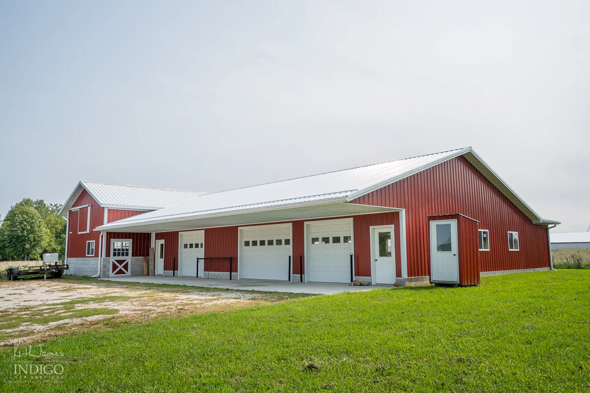 Real estate photo showing large pole barn.